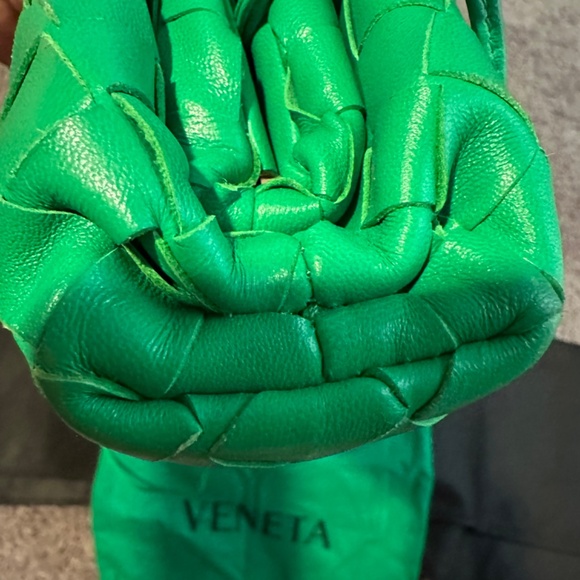 BOTTEGA VENETA…Mini Parrot Green Pouch… great Summer Bag!!! Still Available!!❤️ - Picture 5 of 6